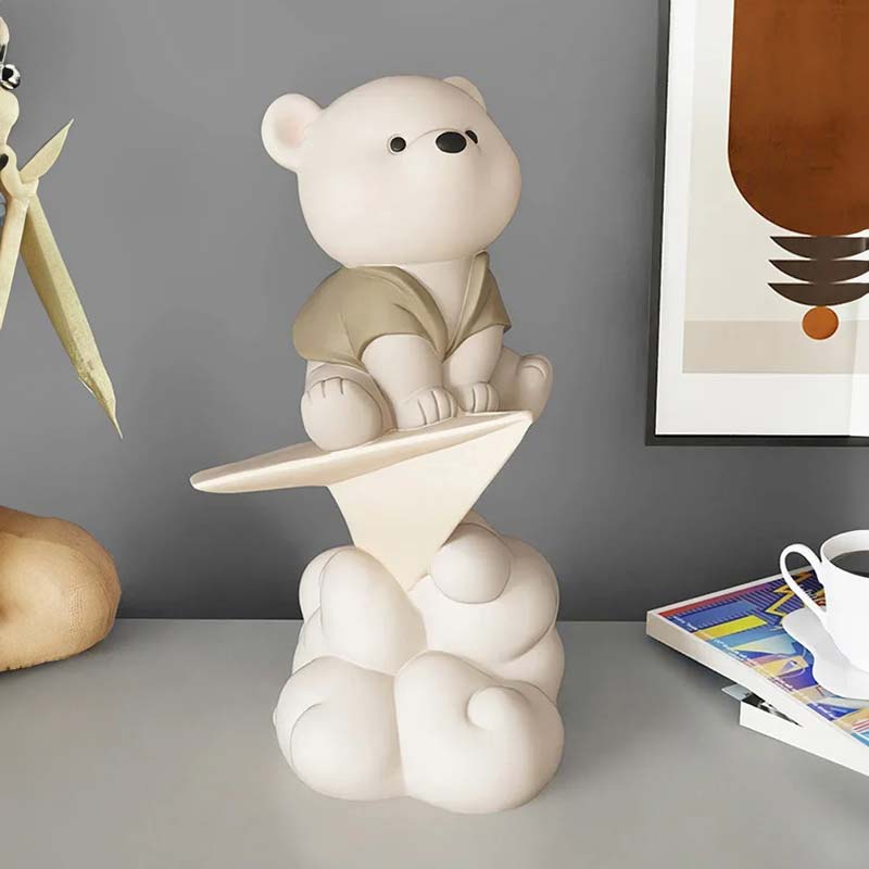 Escultura Decorativa Ursinho Avião de Papel Bege - Decora Quarto de Bebê | TrendHaus - Decoração para Casa